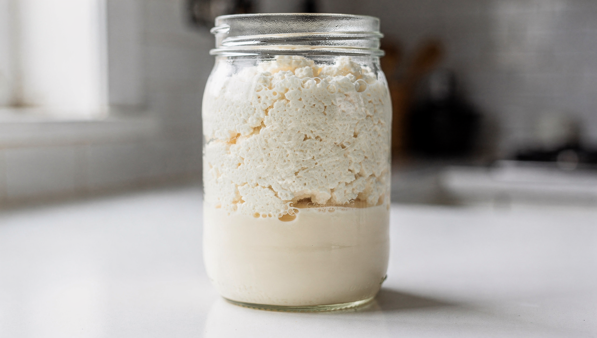 Kefir Troubleshooting - Glas mit getrenntem Kefir zeigt Molke und Quark