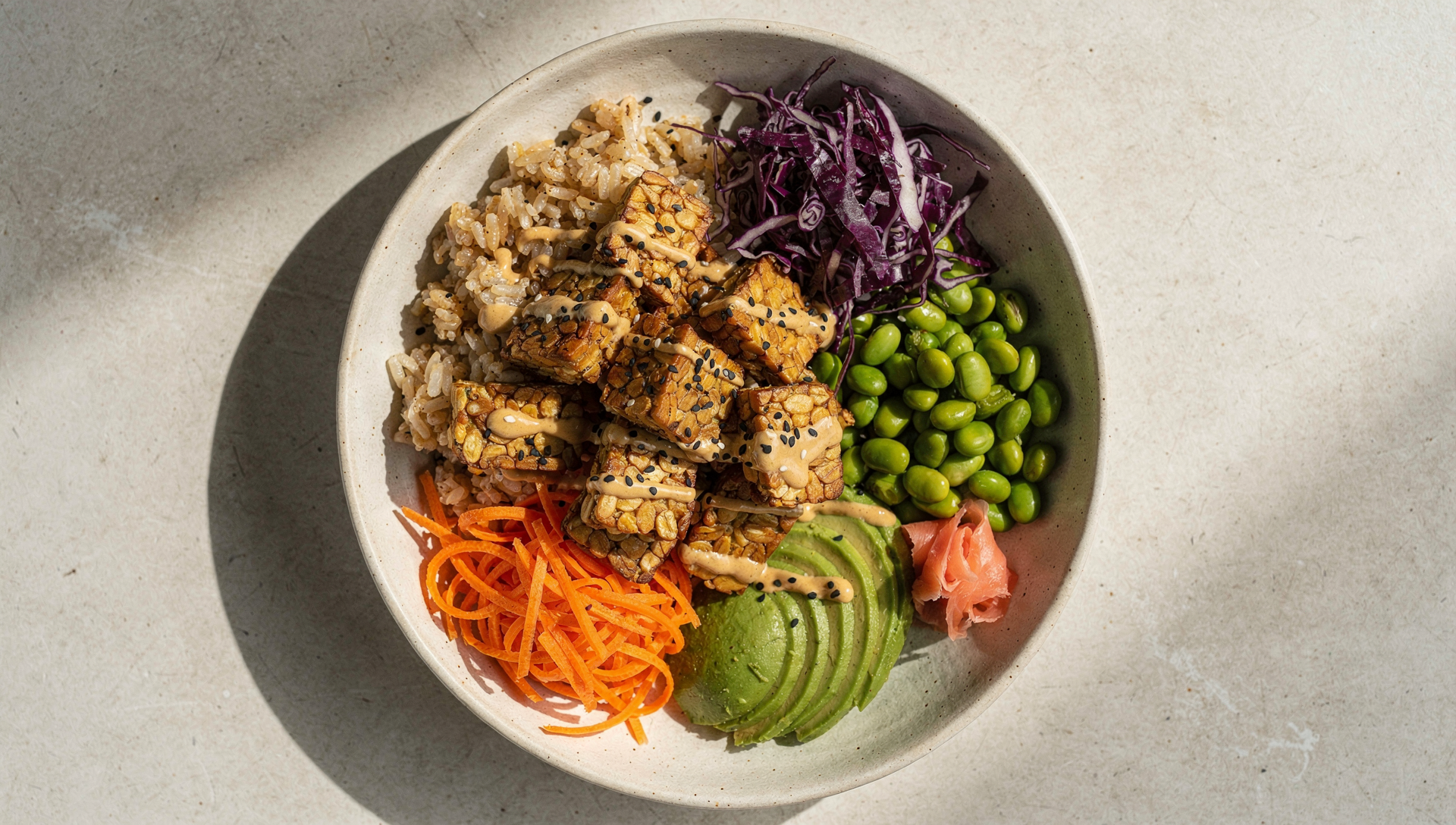 Tempeh Rezepte - Bunte Buddha Bowl mit knusprigem Tempeh