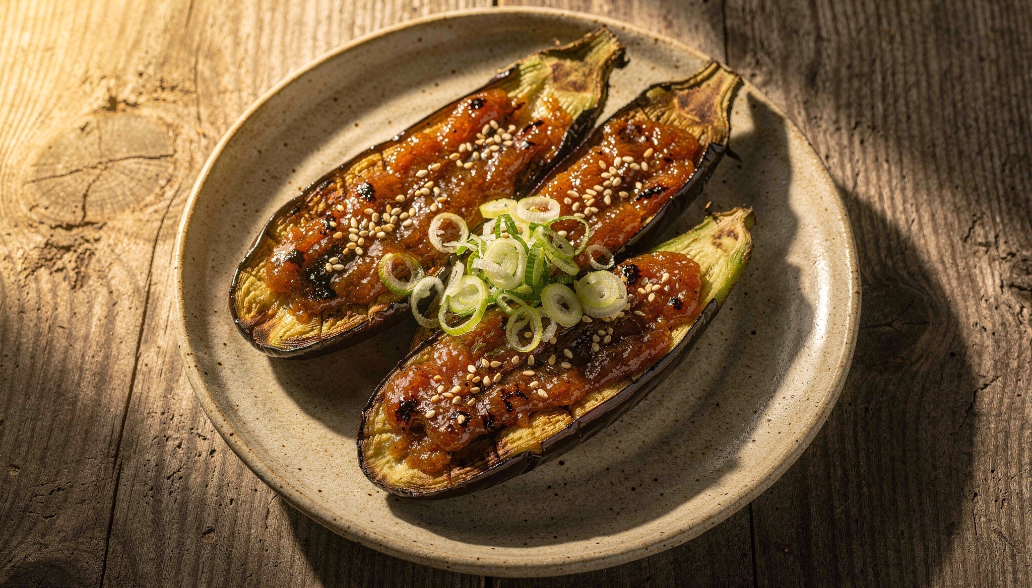 Miso-Aubergine Nasu Dengaku mit Miso-Glasur und Sesam