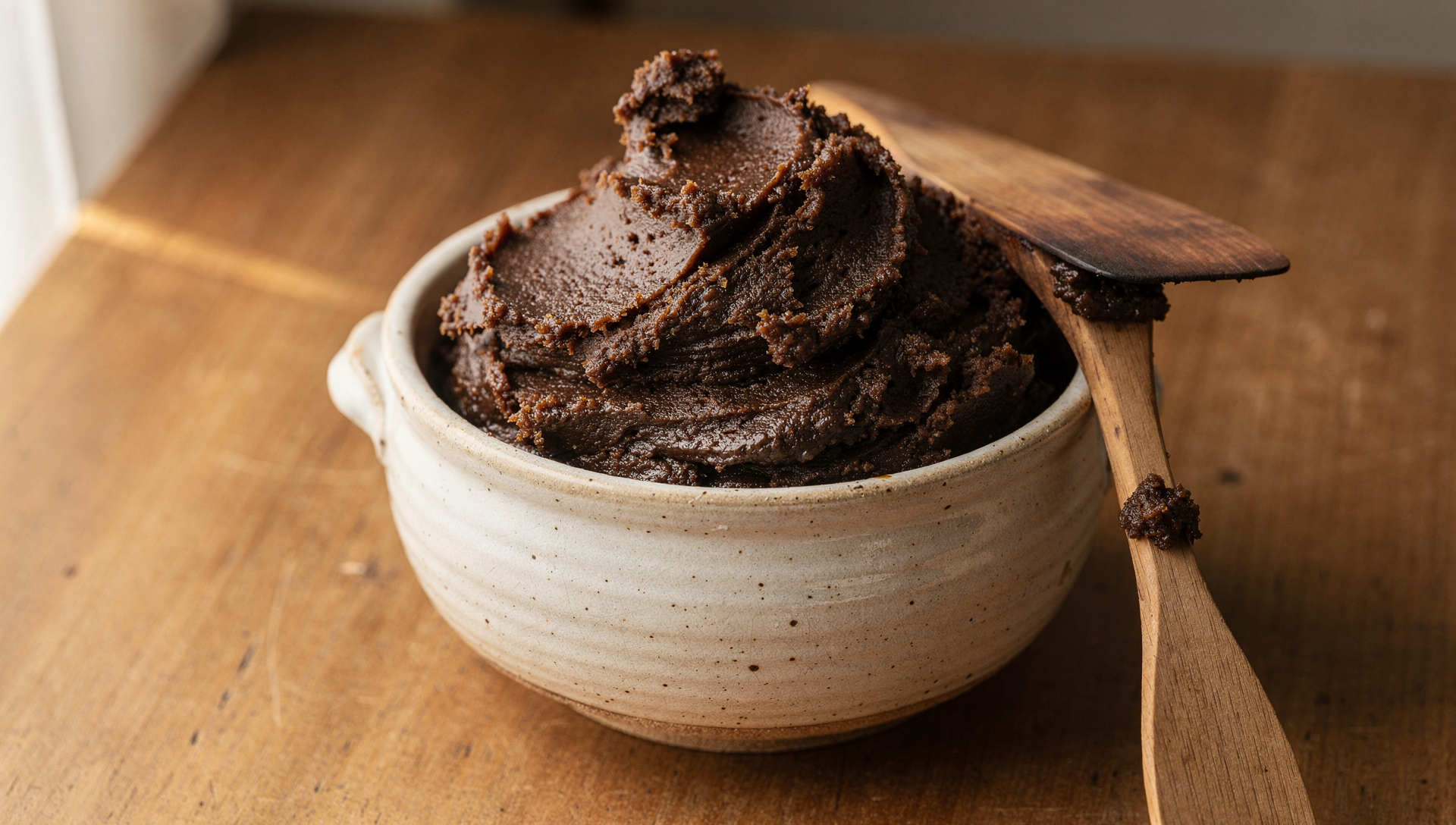 Selbstgemachte Miso-Paste im traditionellen Keramiktopf