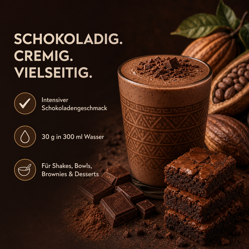 Zubereiteter Shake mit HeldenPilz All-in-One Plant Protein Dark Chocolate Fudge, dazu Kakao, Schokolade und Brownies