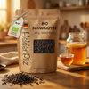 BIO Schwarztee im braunen Doypack mit Kombucha-Glas und Tasse
