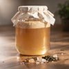Fermentationsglas für Kombucha 2,6L mit SCOBY und Tee auf Holztisch - HeldenPilz