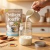 Frischer Milchkefir wird aus dem Fermentationsglas gegossen
